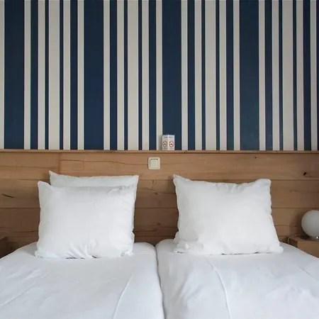 Отель Strandhotel Camperduin 4*
