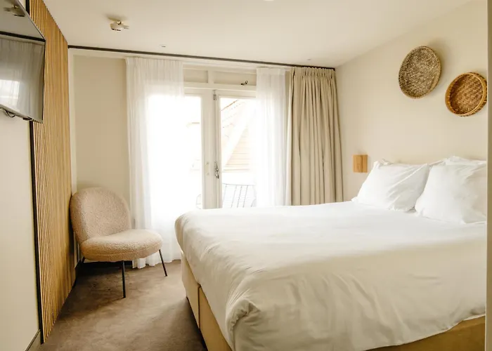 Strandhotel Camperduin 4* スコールル